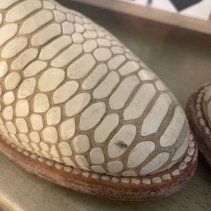 It has some peeling on the side look at the pictures